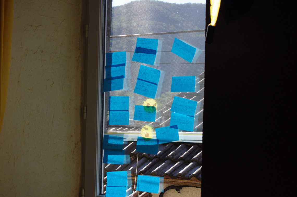 Des post-its collés sur une des fenêtres du gîte.
