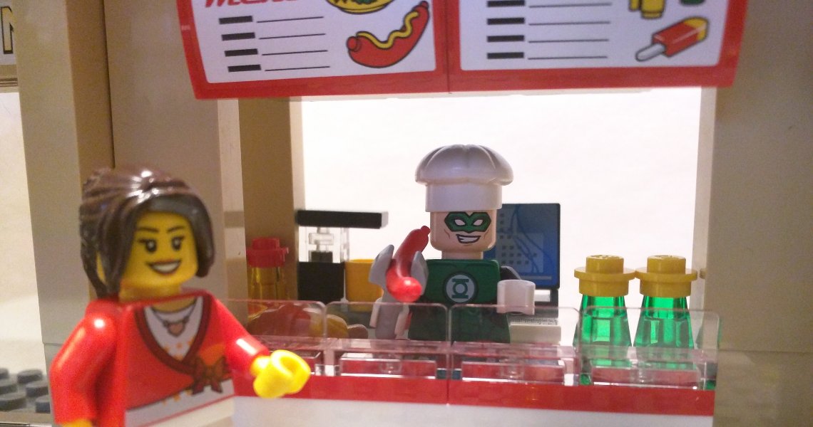 Personnage Lego en train de vendre des hot-dogs