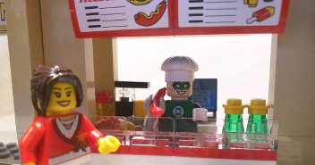 Personnage Lego en train de vendre des hot-dogs.