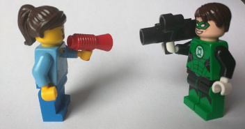 Green lantern en Lego en train de filmer un oratrice.