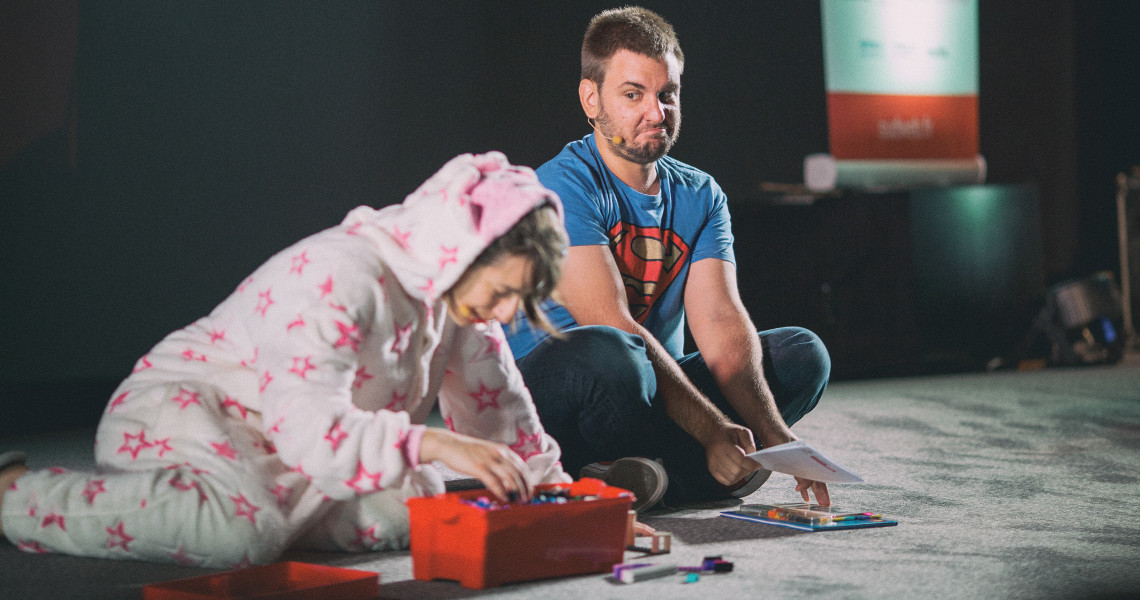 Thomas et Pauline assis, en train de jouer au Lego